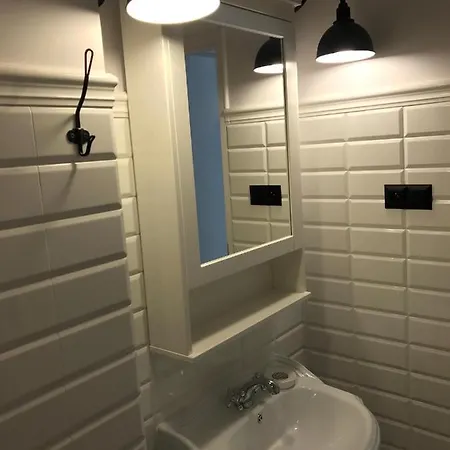 Avis Apartment *